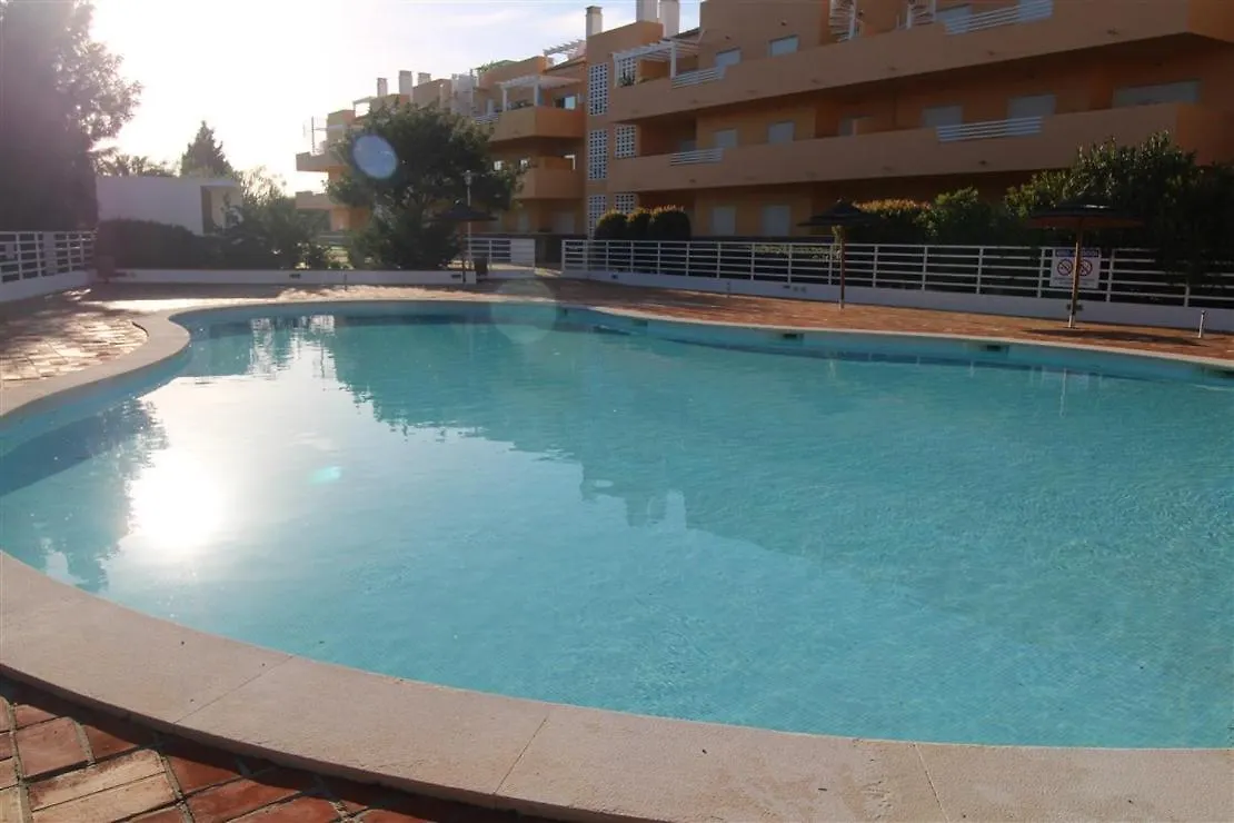 Marinho - 2 Bedroom 2 Bathroom Ground Floor Apartment With Communal Pool And Gardens Conceição