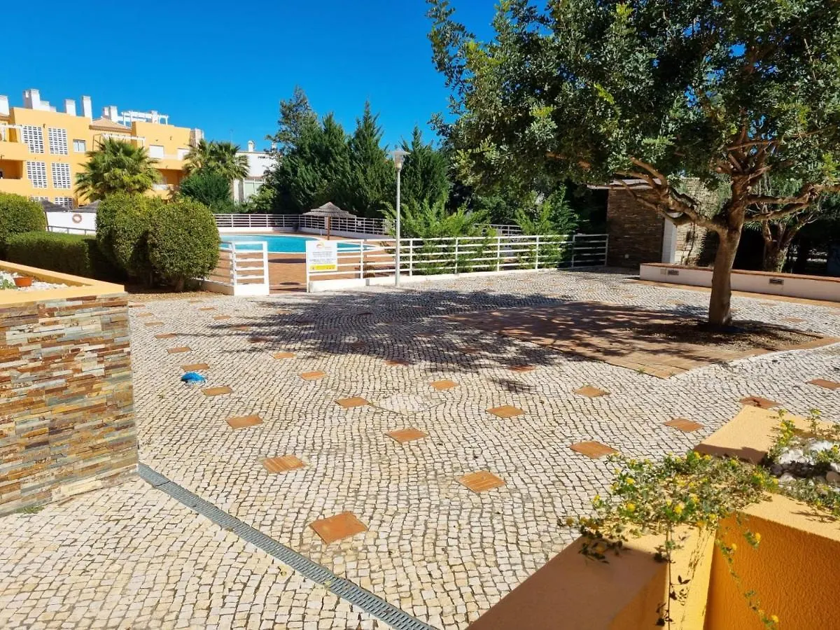 Marinho - 2 Bedroom 2 Bathroom Ground Floor Apartment With Communal Pool And Gardens Conceição